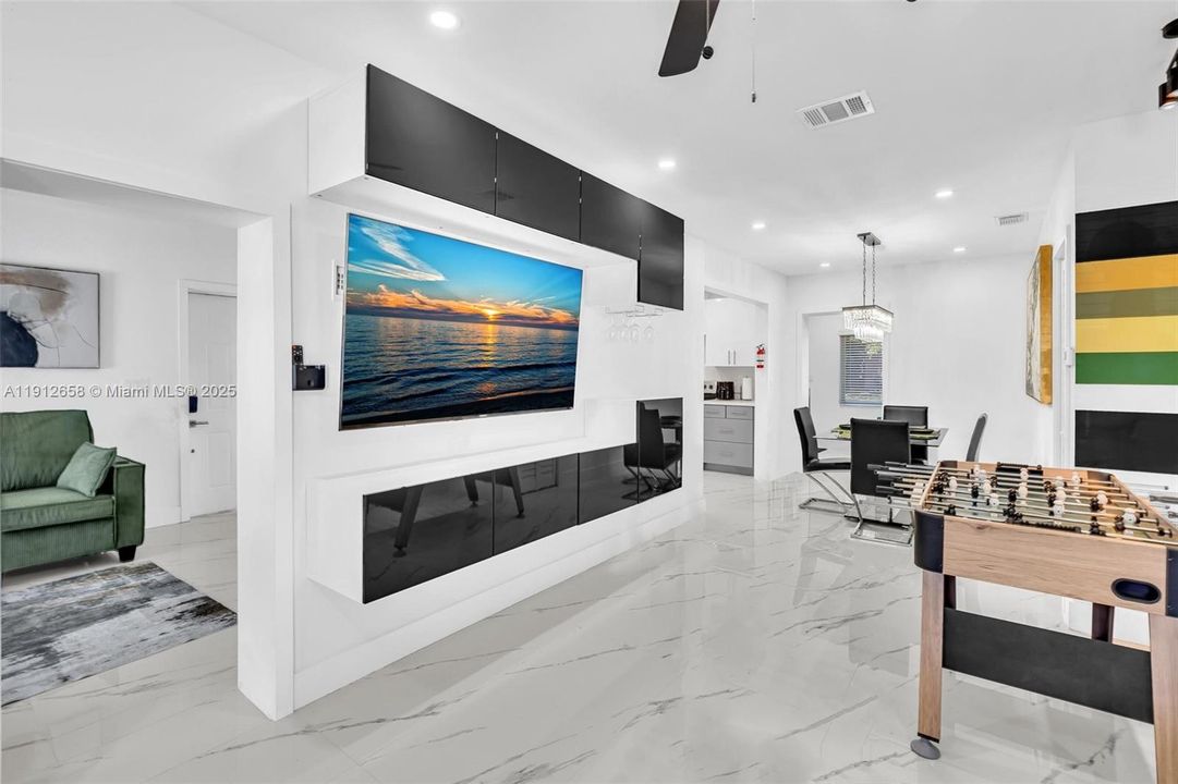 На продажу: $650,000 (4 спален, 2 ванн, 1323 Квадратных фут)