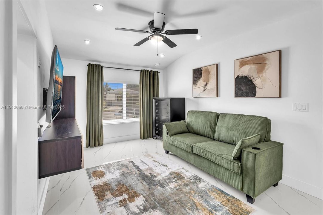 На продажу: $650,000 (4 спален, 2 ванн, 1323 Квадратных фут)