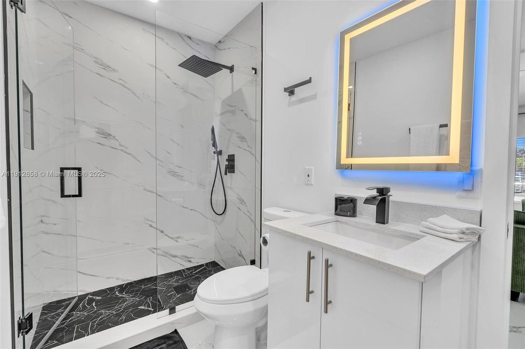 На продажу: $650,000 (4 спален, 2 ванн, 1323 Квадратных фут)