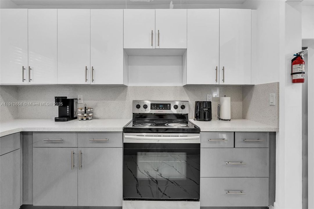 На продажу: $650,000 (4 спален, 2 ванн, 1323 Квадратных фут)