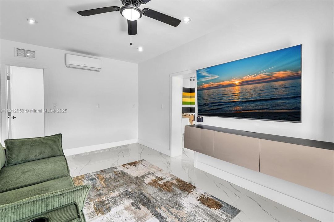 На продажу: $650,000 (4 спален, 2 ванн, 1323 Квадратных фут)