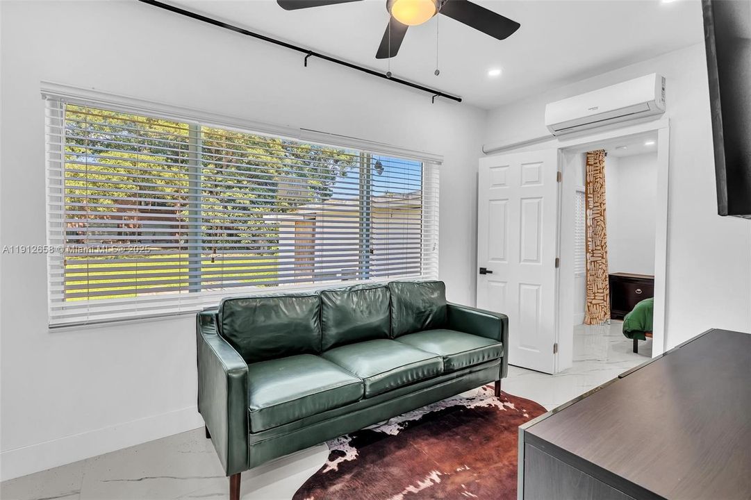 На продажу: $650,000 (4 спален, 2 ванн, 1323 Квадратных фут)