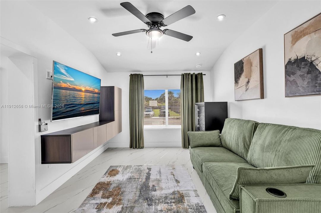 На продажу: $650,000 (4 спален, 2 ванн, 1323 Квадратных фут)