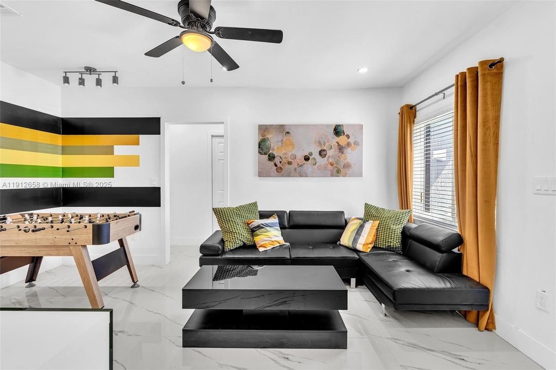 На продажу: $650,000 (4 спален, 2 ванн, 1323 Квадратных фут)