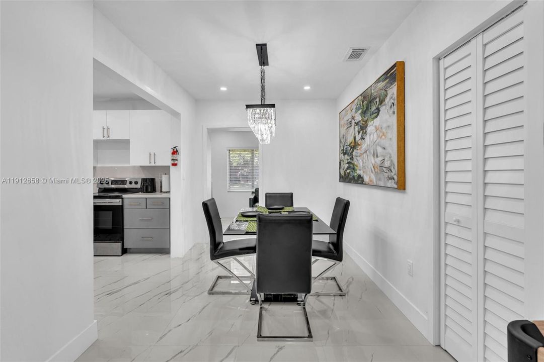 На продажу: $650,000 (4 спален, 2 ванн, 1323 Квадратных фут)