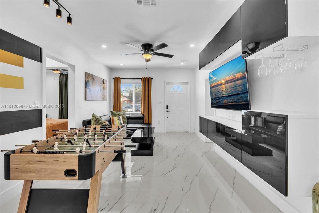 На продажу: $650,000 (4 спален, 2 ванн, 1323 Квадратных фут)