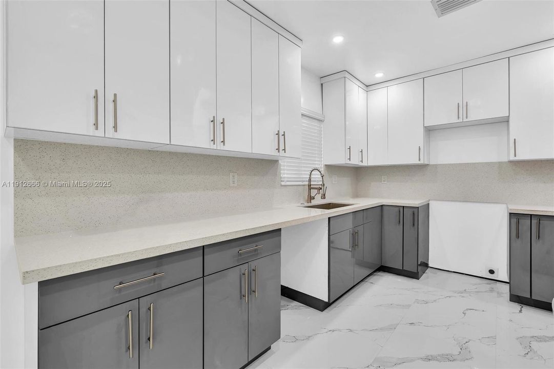 待售: $1,050,000 (4 贝兹, 3 浴室, 1530 平方英尺)