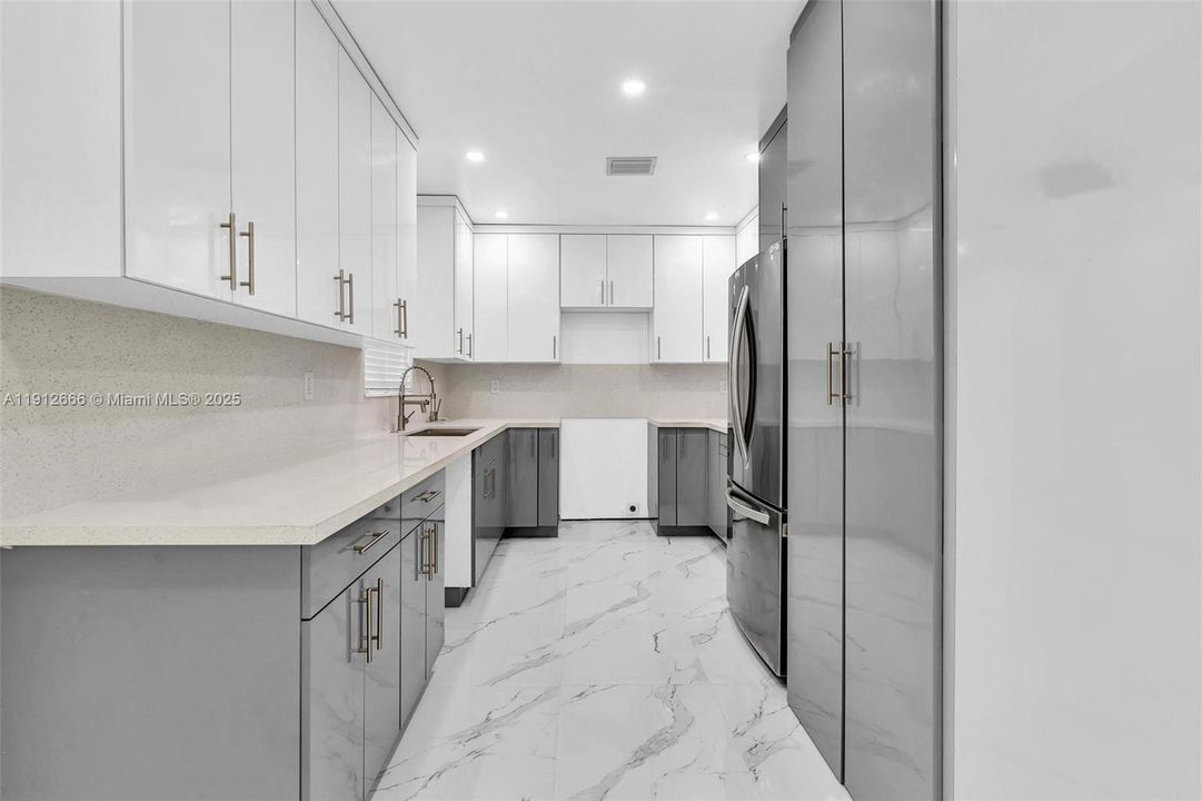 待售: $1,050,000 (4 贝兹, 3 浴室, 1530 平方英尺)