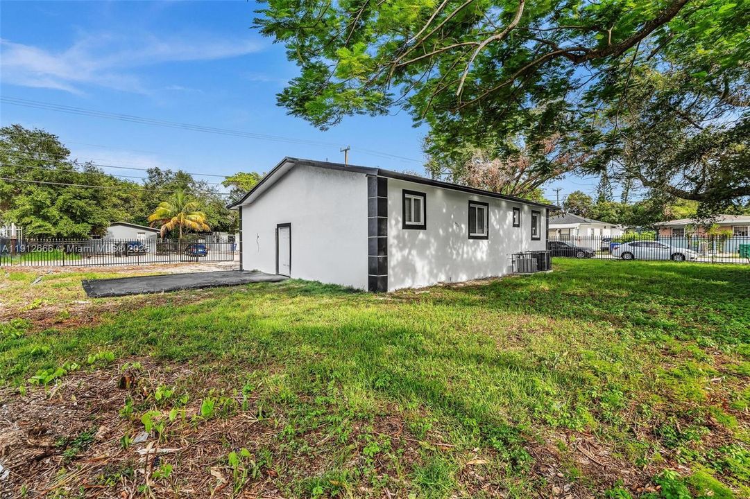 待售: $1,050,000 (4 贝兹, 3 浴室, 1530 平方英尺)