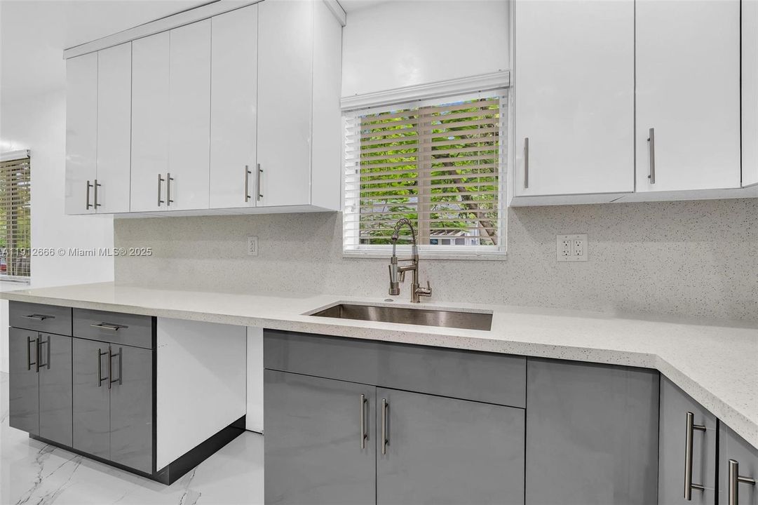 待售: $1,050,000 (4 贝兹, 3 浴室, 1530 平方英尺)