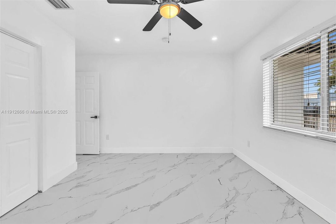 待售: $1,050,000 (4 贝兹, 3 浴室, 1530 平方英尺)