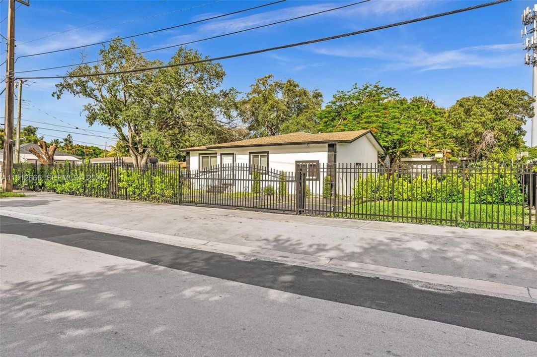 For Sale: $998,000 (4 beds, 3 baths, 1530 Square Feet)