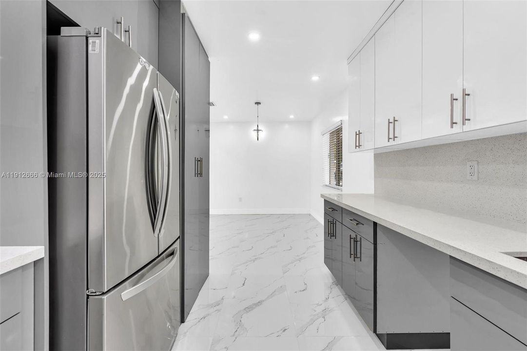 待售: $1,050,000 (4 贝兹, 3 浴室, 1530 平方英尺)