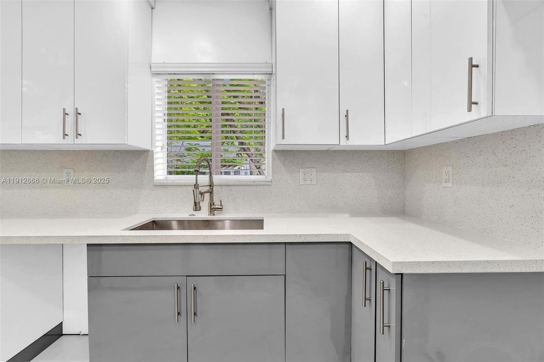 待售: $1,050,000 (4 贝兹, 3 浴室, 1530 平方英尺)