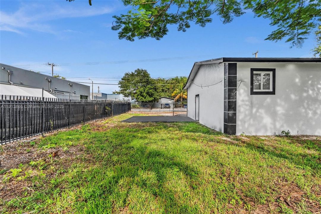 待售: $1,050,000 (4 贝兹, 3 浴室, 1530 平方英尺)