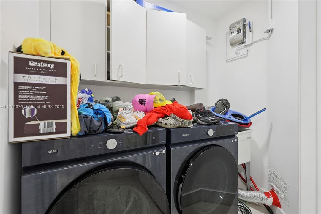 For Sale: $650,000 (5 beds, 2 baths, 2082 Square Feet)