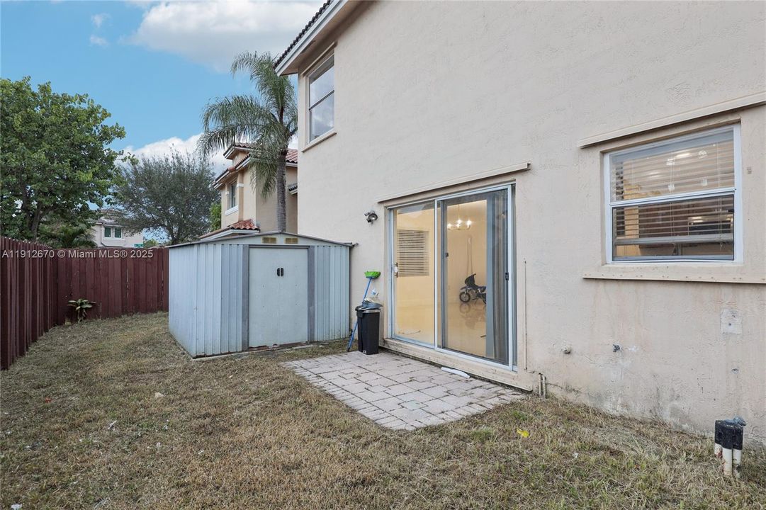 For Sale: $650,000 (5 beds, 2 baths, 2082 Square Feet)