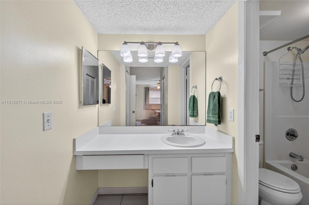 Active With Contract: $215,000 (2 beds, 2 baths, 940 Square Feet)