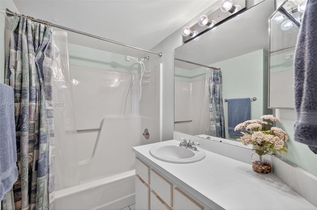 Active With Contract: $215,000 (2 beds, 2 baths, 940 Square Feet)