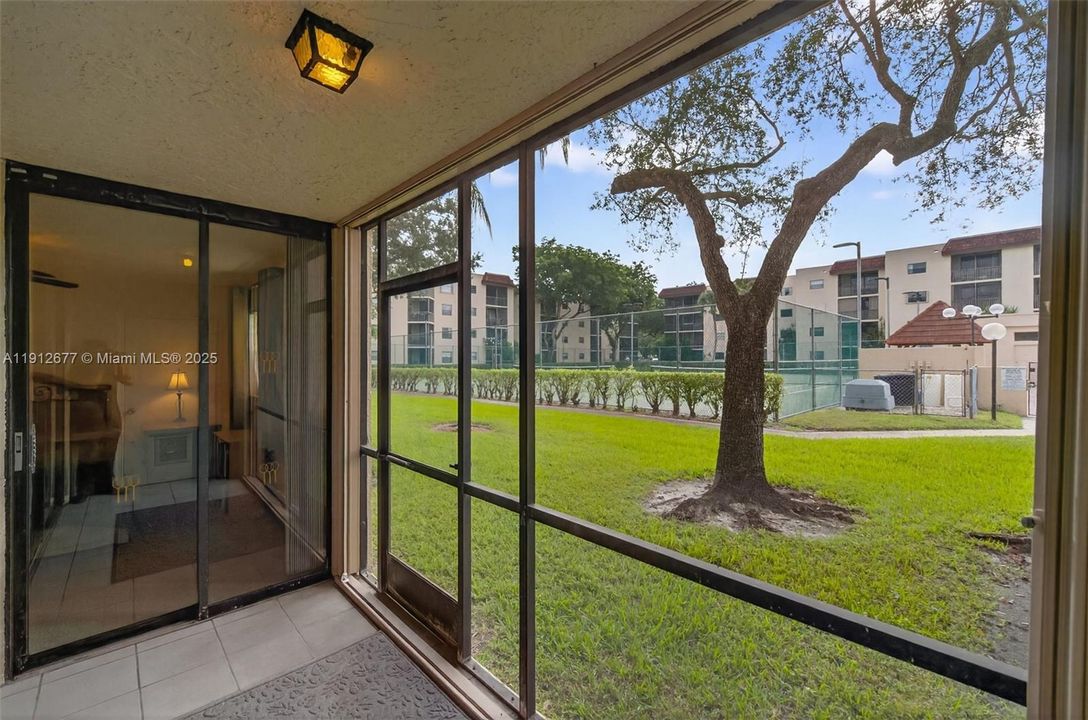 Active With Contract: $215,000 (2 beds, 2 baths, 940 Square Feet)