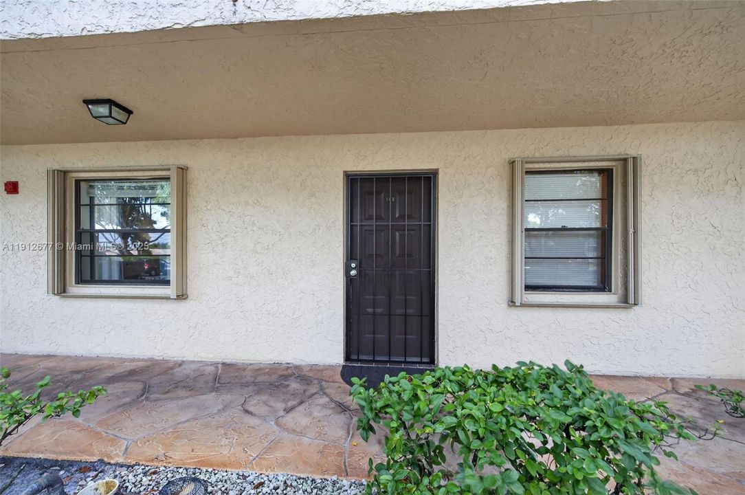 Active With Contract: $215,000 (2 beds, 2 baths, 940 Square Feet)