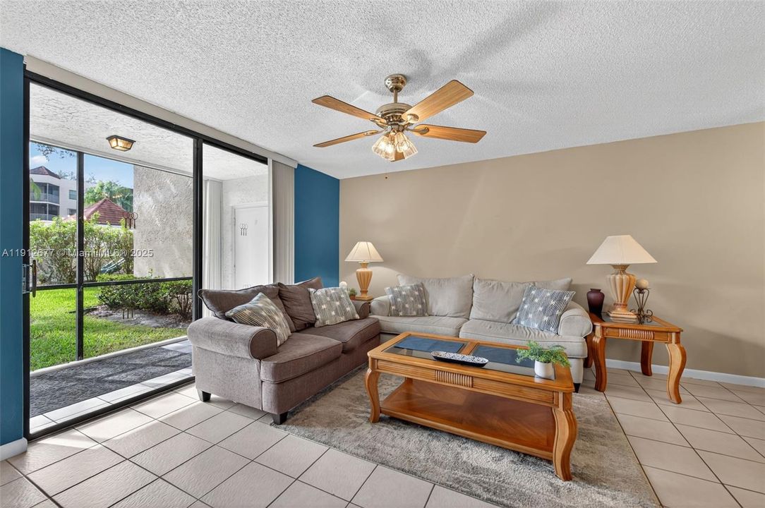 Active With Contract: $215,000 (2 beds, 2 baths, 940 Square Feet)