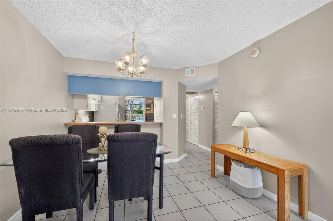 Active With Contract: $215,000 (2 beds, 2 baths, 940 Square Feet)