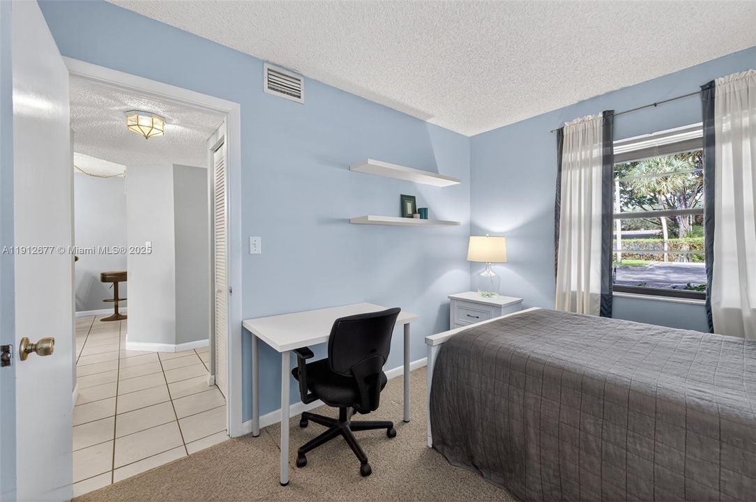 Active With Contract: $215,000 (2 beds, 2 baths, 940 Square Feet)