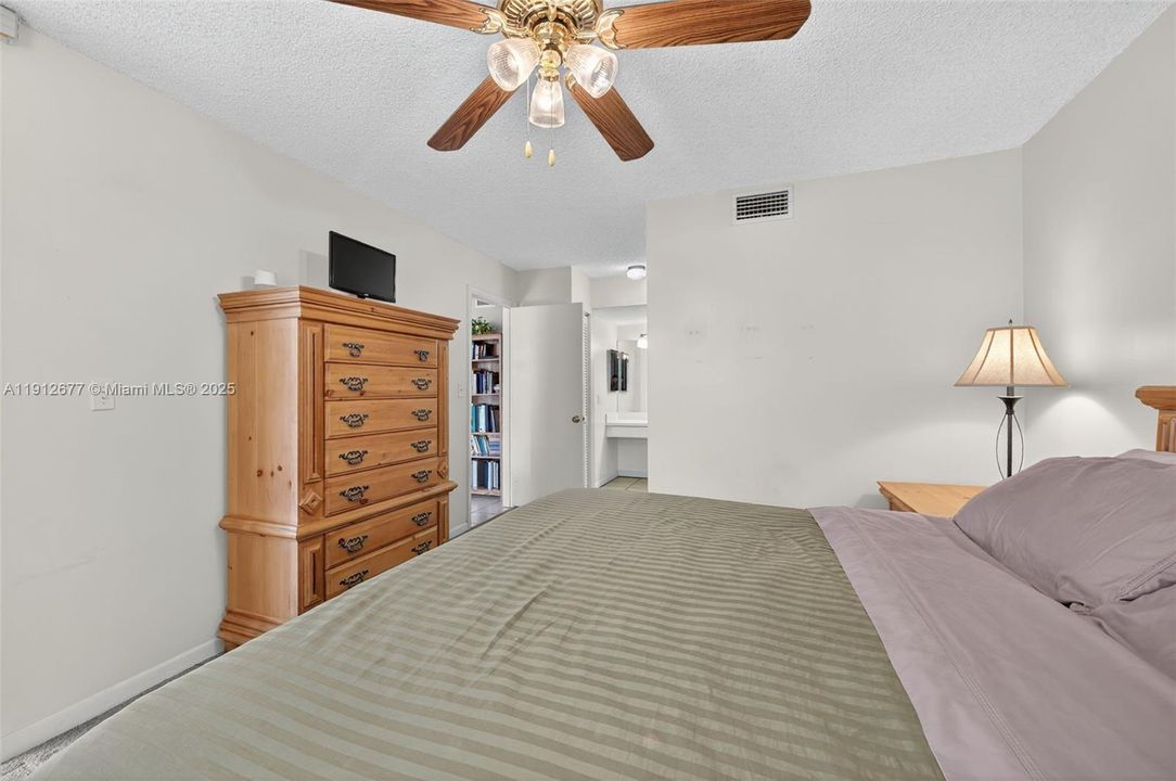 Active With Contract: $215,000 (2 beds, 2 baths, 940 Square Feet)