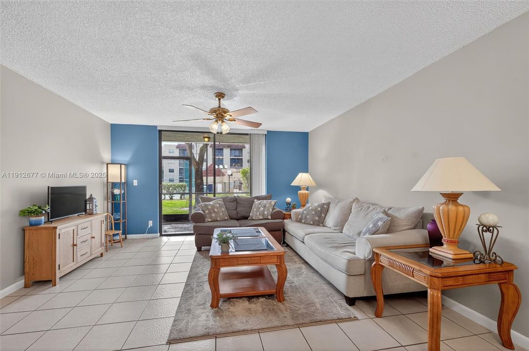 Active With Contract: $215,000 (2 beds, 2 baths, 940 Square Feet)