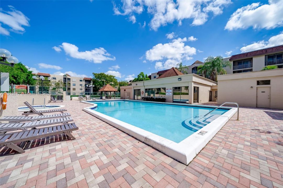 Active With Contract: $215,000 (2 beds, 2 baths, 940 Square Feet)