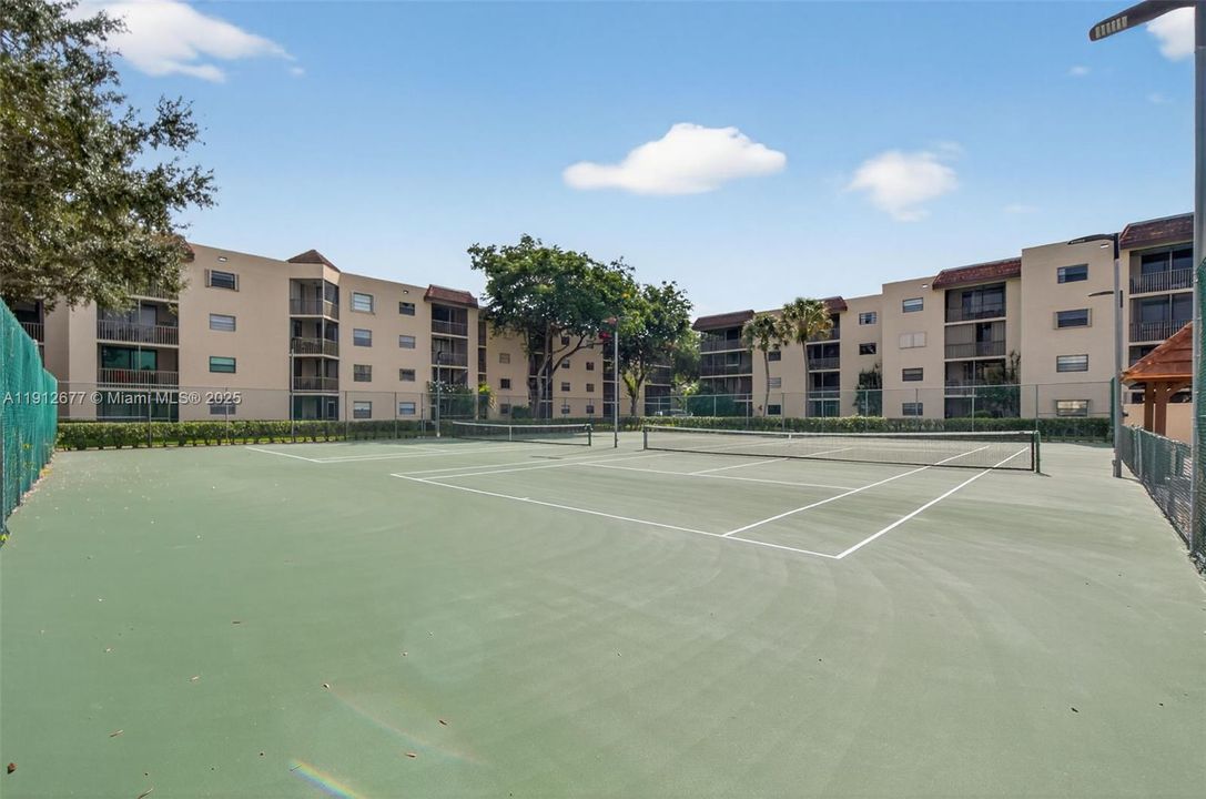 Active With Contract: $215,000 (2 beds, 2 baths, 940 Square Feet)