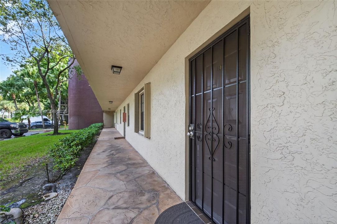 Active With Contract: $215,000 (2 beds, 2 baths, 940 Square Feet)