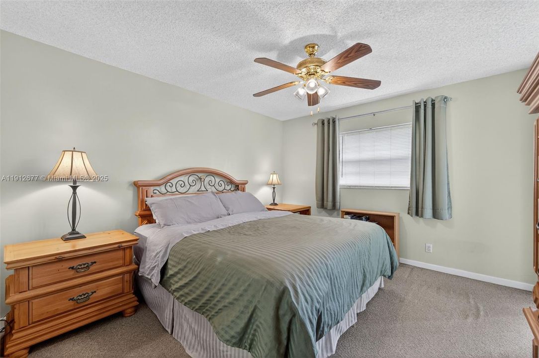 Active With Contract: $215,000 (2 beds, 2 baths, 940 Square Feet)