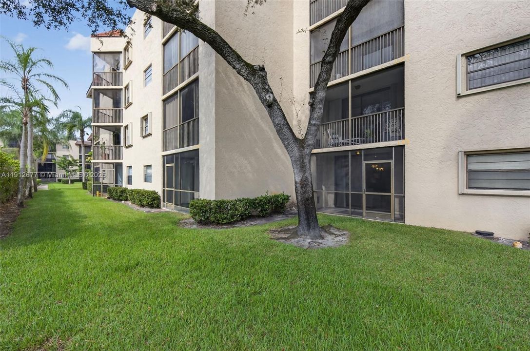 Active With Contract: $215,000 (2 beds, 2 baths, 940 Square Feet)