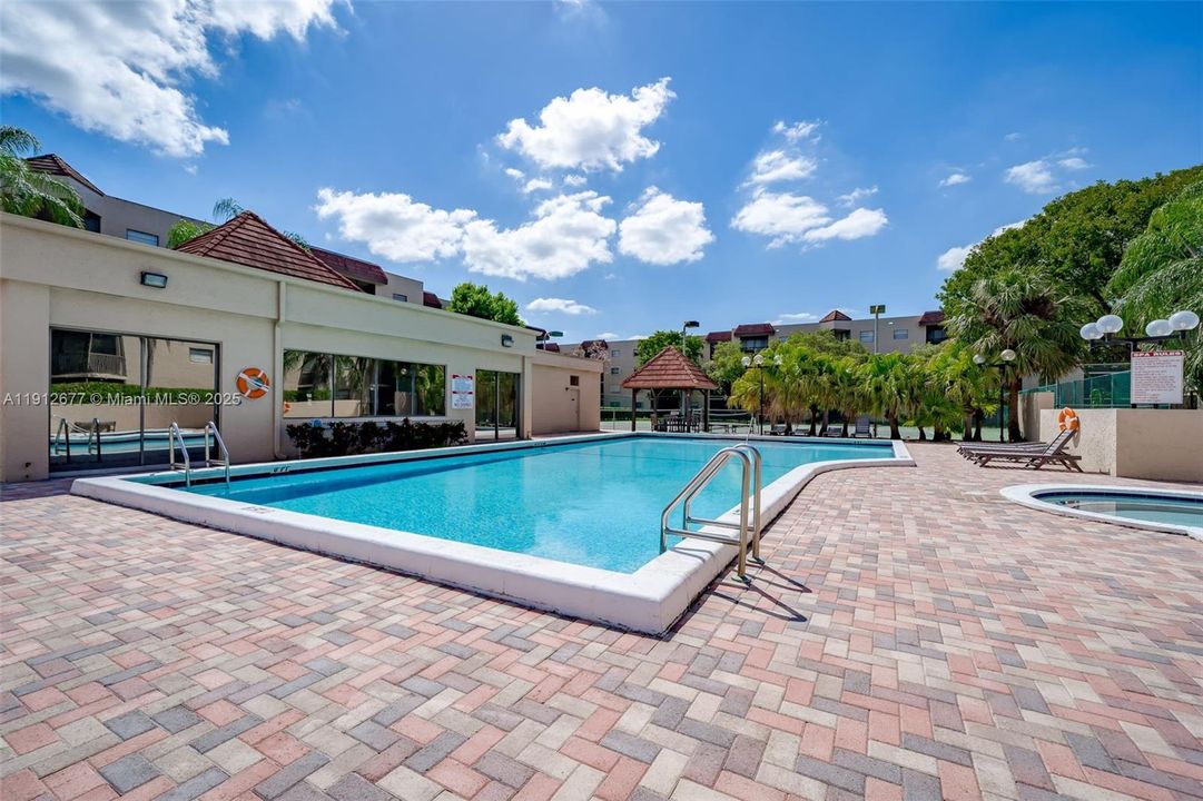 Active With Contract: $215,000 (2 beds, 2 baths, 940 Square Feet)