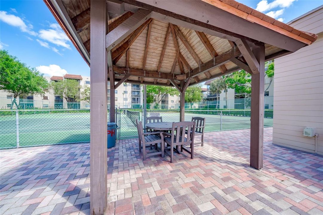 Active With Contract: $215,000 (2 beds, 2 baths, 940 Square Feet)