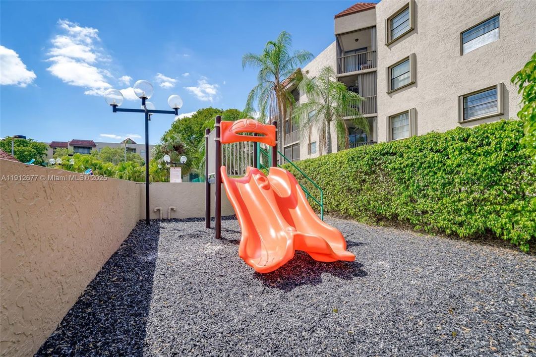 Active With Contract: $215,000 (2 beds, 2 baths, 940 Square Feet)