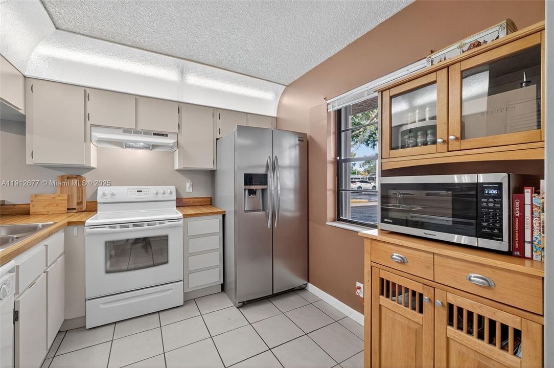 Active With Contract: $215,000 (2 beds, 2 baths, 940 Square Feet)