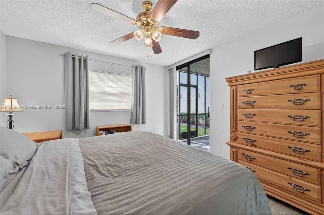 Active With Contract: $215,000 (2 beds, 2 baths, 940 Square Feet)