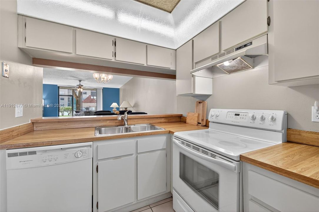 Active With Contract: $215,000 (2 beds, 2 baths, 940 Square Feet)