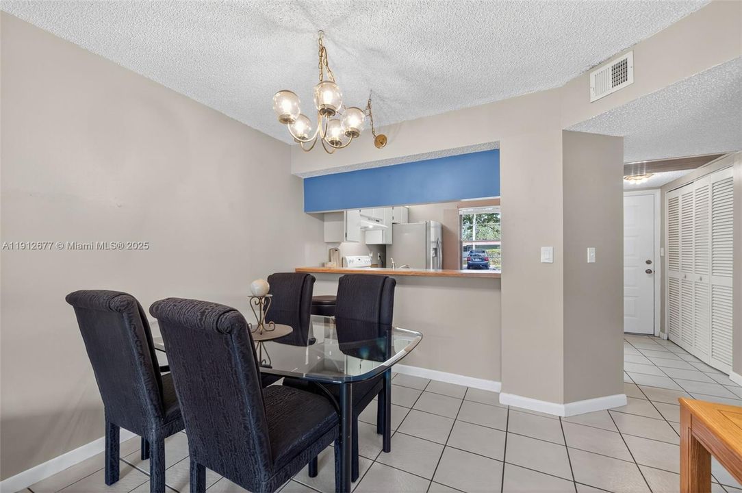 Active With Contract: $215,000 (2 beds, 2 baths, 940 Square Feet)