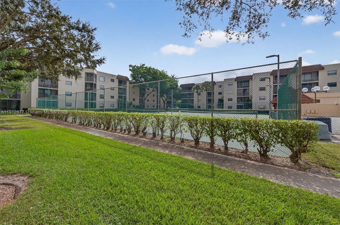 Active With Contract: $215,000 (2 beds, 2 baths, 940 Square Feet)