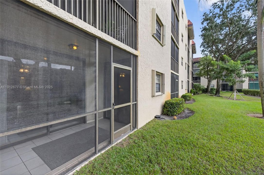 Active With Contract: $215,000 (2 beds, 2 baths, 940 Square Feet)