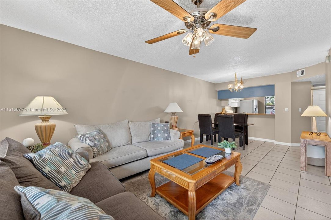 Active With Contract: $215,000 (2 beds, 2 baths, 940 Square Feet)