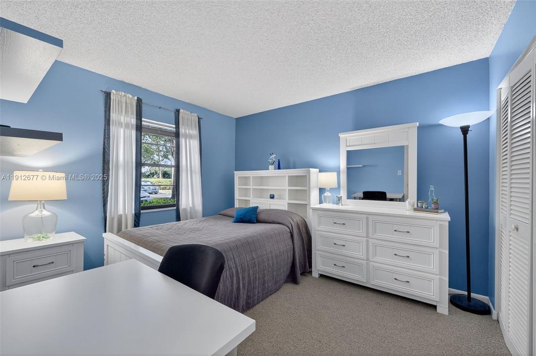 Active With Contract: $215,000 (2 beds, 2 baths, 940 Square Feet)