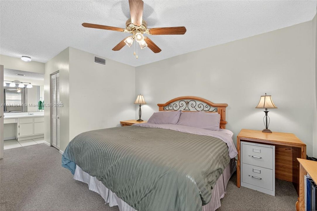 Active With Contract: $215,000 (2 beds, 2 baths, 940 Square Feet)