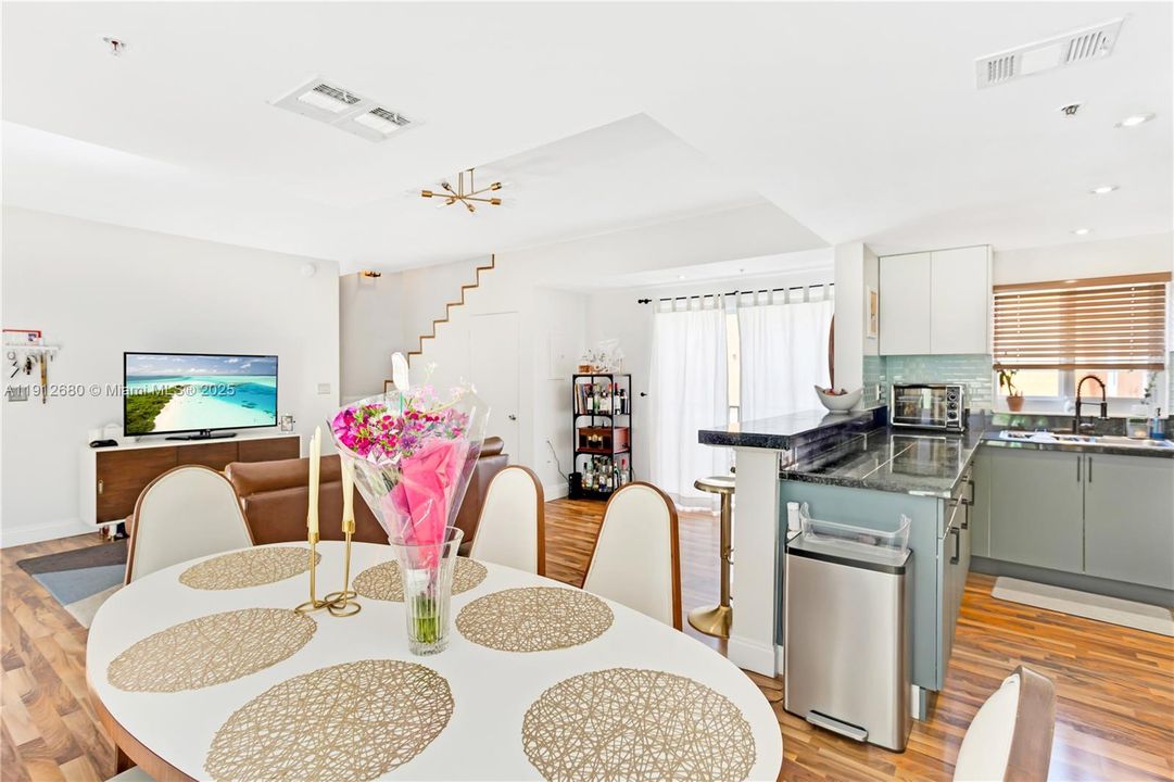 Recently Rented: $3,000 (2 beds, 2 baths, 1224 Square Feet)