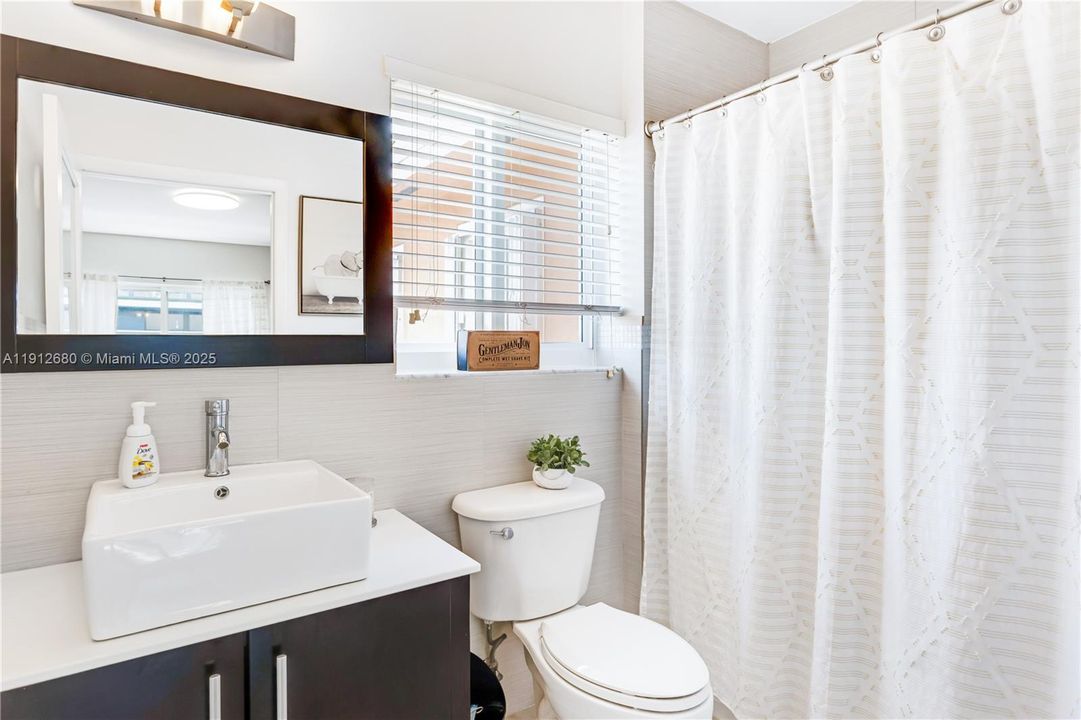 Recently Rented: $3,000 (2 beds, 2 baths, 1224 Square Feet)