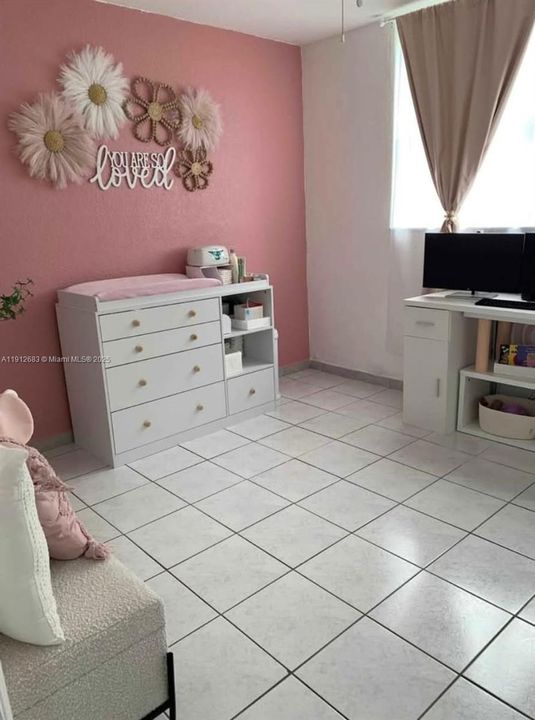 Под контрактом: $2,350 (2 спален, 2 ванн, 827 Квадратных фут)